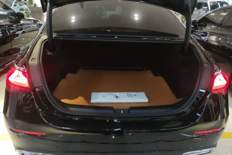 Used Mercedes-Benz E-Class 2024 E 260 L Trunk