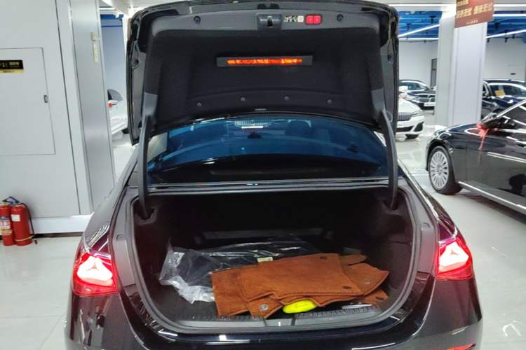 Used Mercedes-Benz E-Class 2024 Refresh E 300 L Stylish Edition Trunk