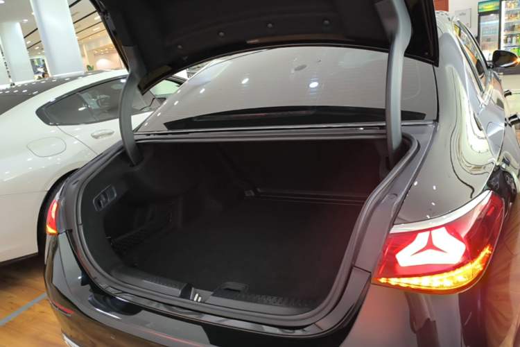 Used Mercedes-Benz E-Class 2024 E 260 L Trunk
