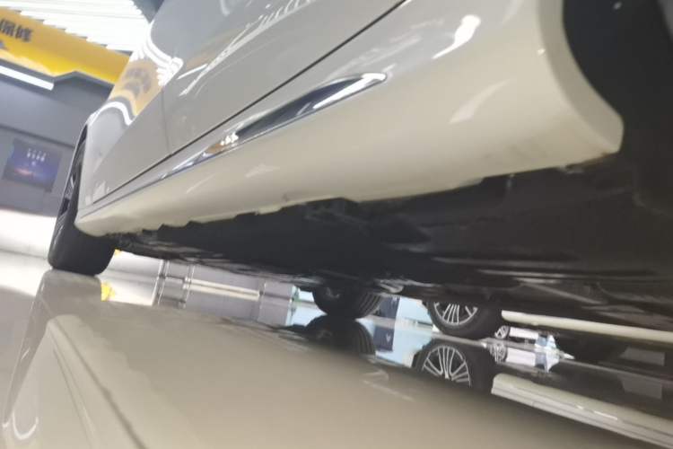 Used Mercedes-Benz E-Class 2024 E 260 L 4MATIC Sport Edition Left Side Sill