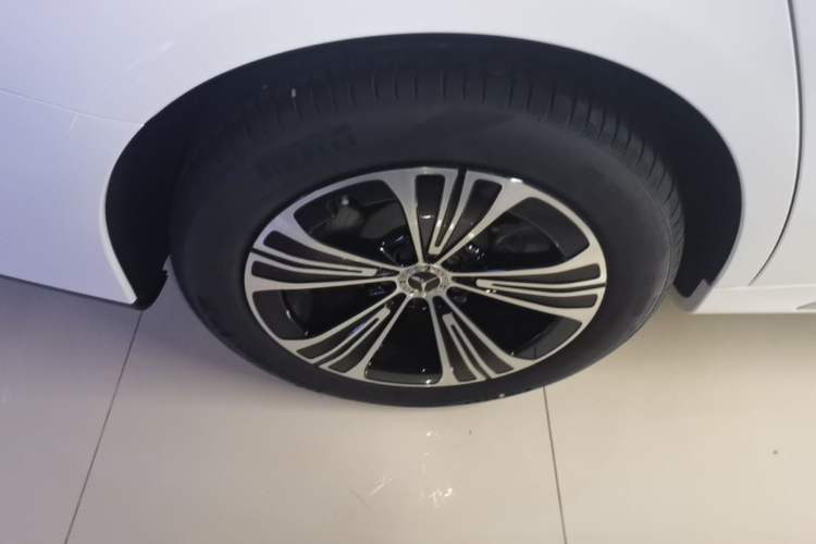 Used Mercedes-Benz E-Class 2024 E 260 L 4MATIC Sport Edition Right Rear Wheel Hub