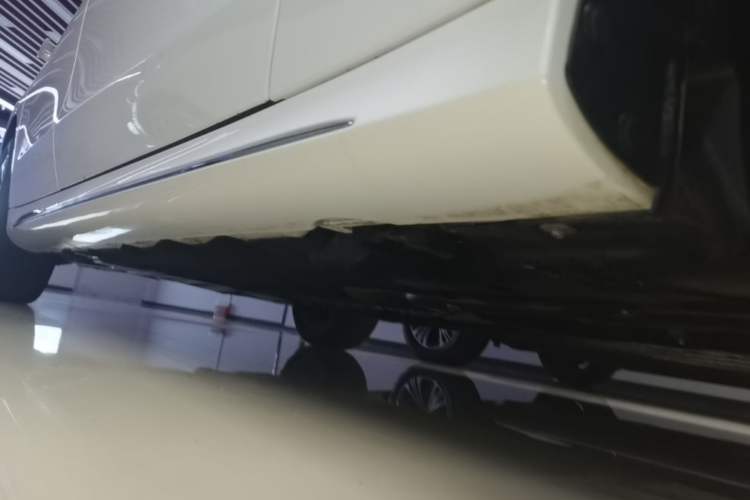 Used Mercedes-Benz E-Class 2024 E 260 L 4MATIC Sport Edition Right Side Sill