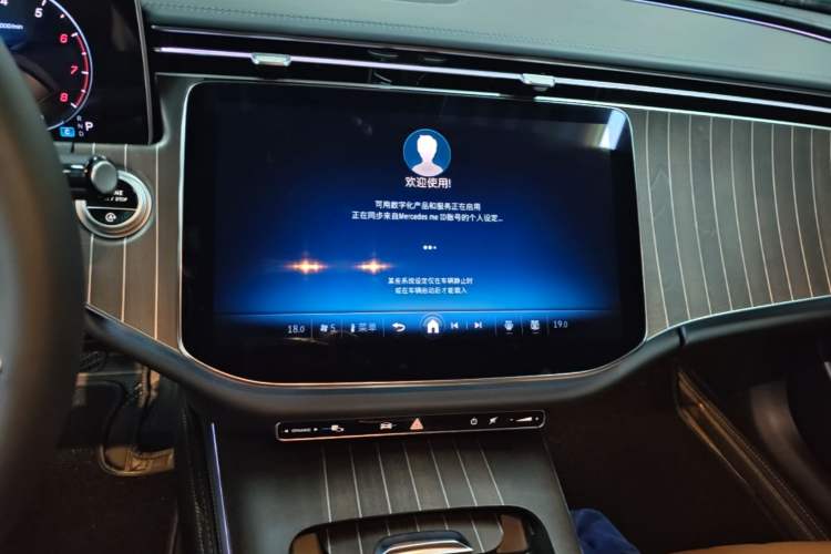 Used Mercedes-Benz E-Class 2025 Facelift E 300 L Fashion Edition Audio And AC Panel