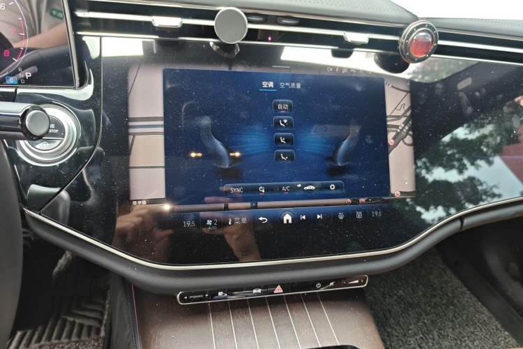 Used Mercedes-Benz E-Class 2025 Facelift E 300 L Luxury Edition Audio And AC Panel