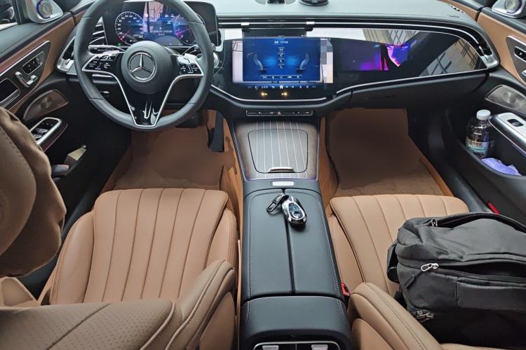 Used Mercedes-Benz E-Class 2025 Facelift E 300 L Luxury Edition Center Console