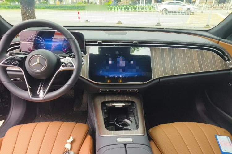 Used Mercedes-Benz E-Class 2025 Facelift E 300 L Fashion Edition Center Console