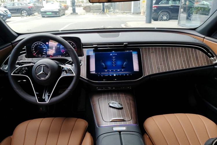 Used Mercedes-Benz E-Class 2025 Facelift E 300 L Fashion Edition Center Console