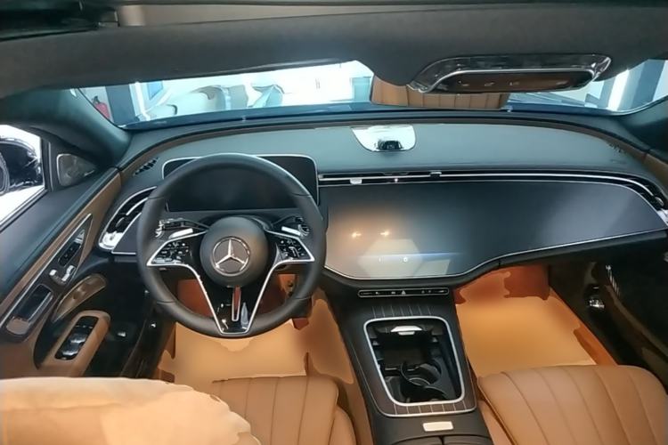 Used Mercedes-Benz E-Class 2025 Facelift E 300 L Luxury Edition Center Console