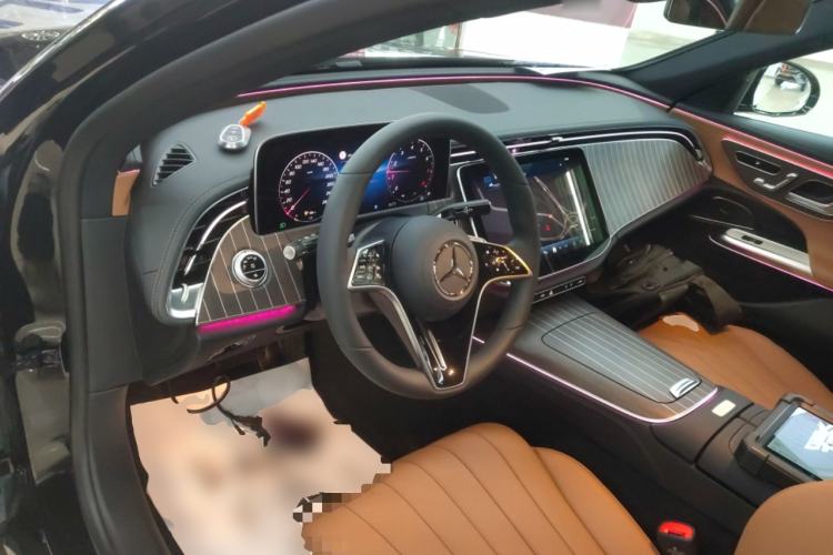 Used Mercedes-Benz E-Class 2025 Facelift E 300 L Fashion Edition Center Console