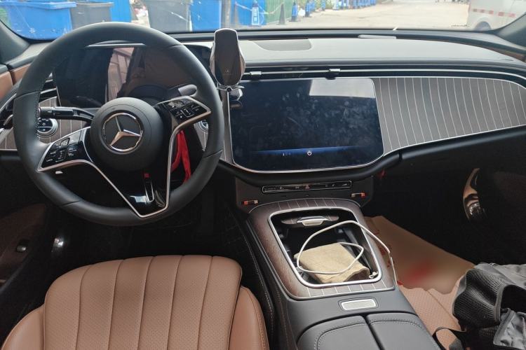 Used Mercedes-Benz E-Class 2025 Facelift E 300 L Fashion Edition Center Console