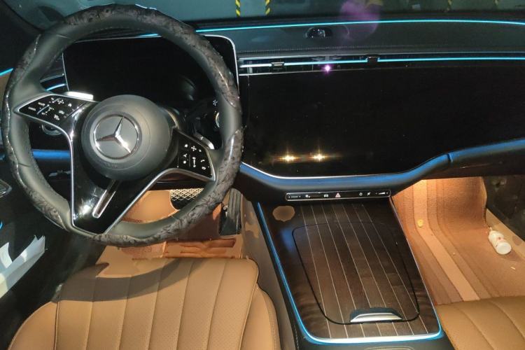 Used Mercedes-Benz E-Class 2025 Facelift E 300 L Fashion Edition Center Console
