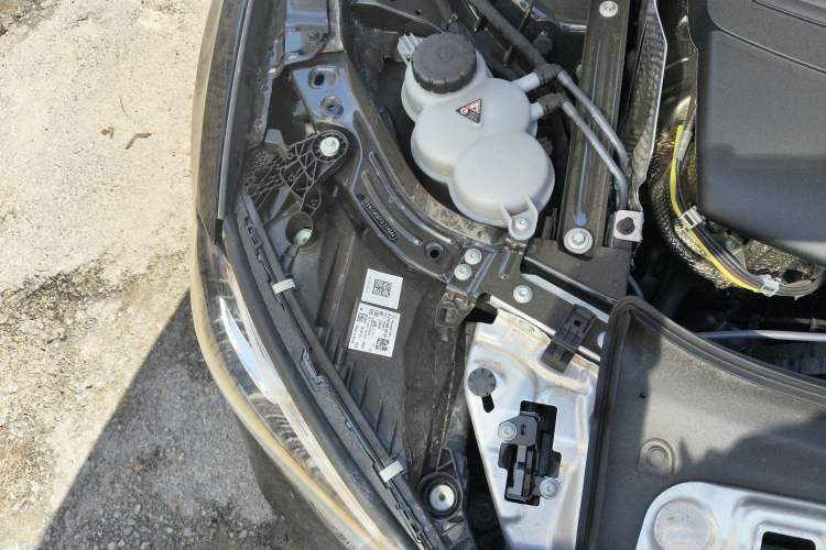 Used Mercedes-Benz E-Class 2025 Facelift E 300 L Fashion Edition Engine Bay Right