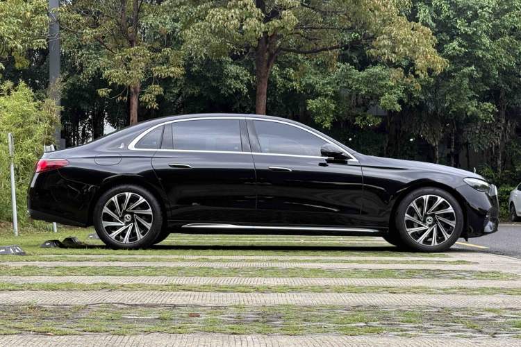 Used Mercedes-Benz E-Class 2025 E 300 L Luxury Model Exterior 3