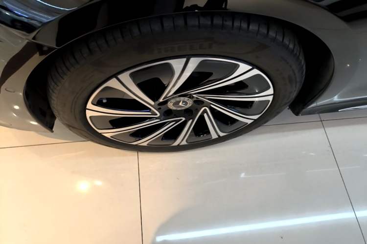 Used Mercedes-Benz E-Class 2025 E 300 L Luxury Model Exterior 4