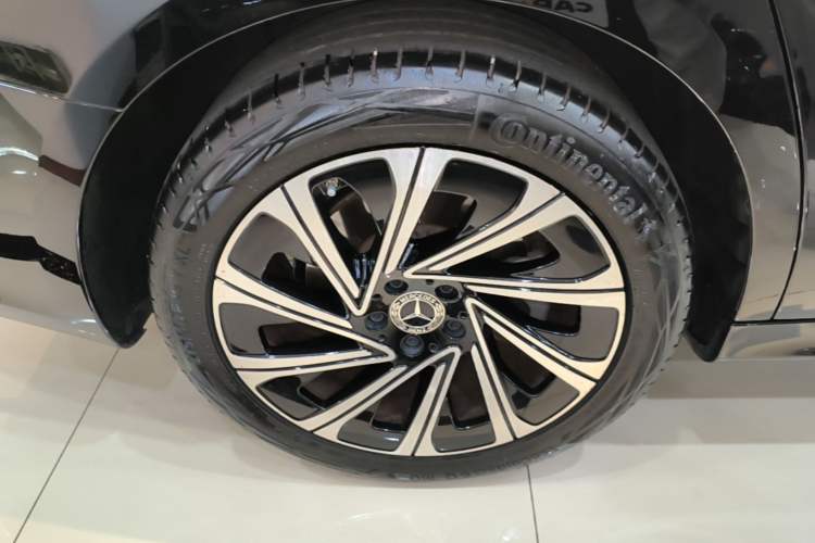Used Mercedes-Benz E-Class 2025 E 300 L Luxury Model Exterior 5
