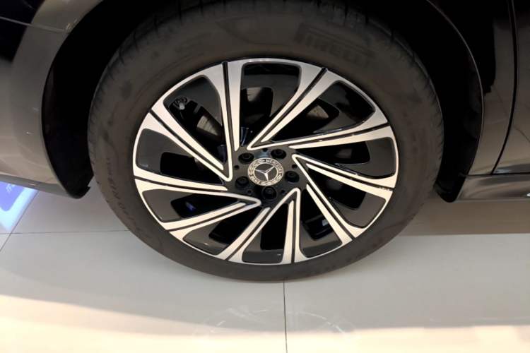 Used Mercedes-Benz E-Class 2025 E 300 L Luxury Model Exterior 5