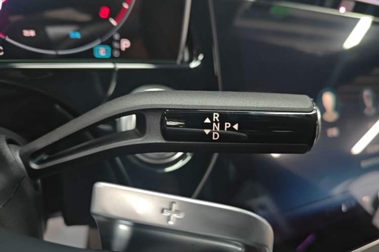 Used Mercedes-Benz E-Class 2025 Facelift E 300 L Luxury Edition Gear Lever