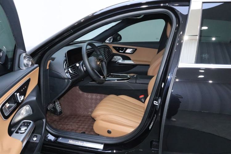 Used Mercedes-Benz E-Class 2025-Year Facelift E 260 L Interior 1