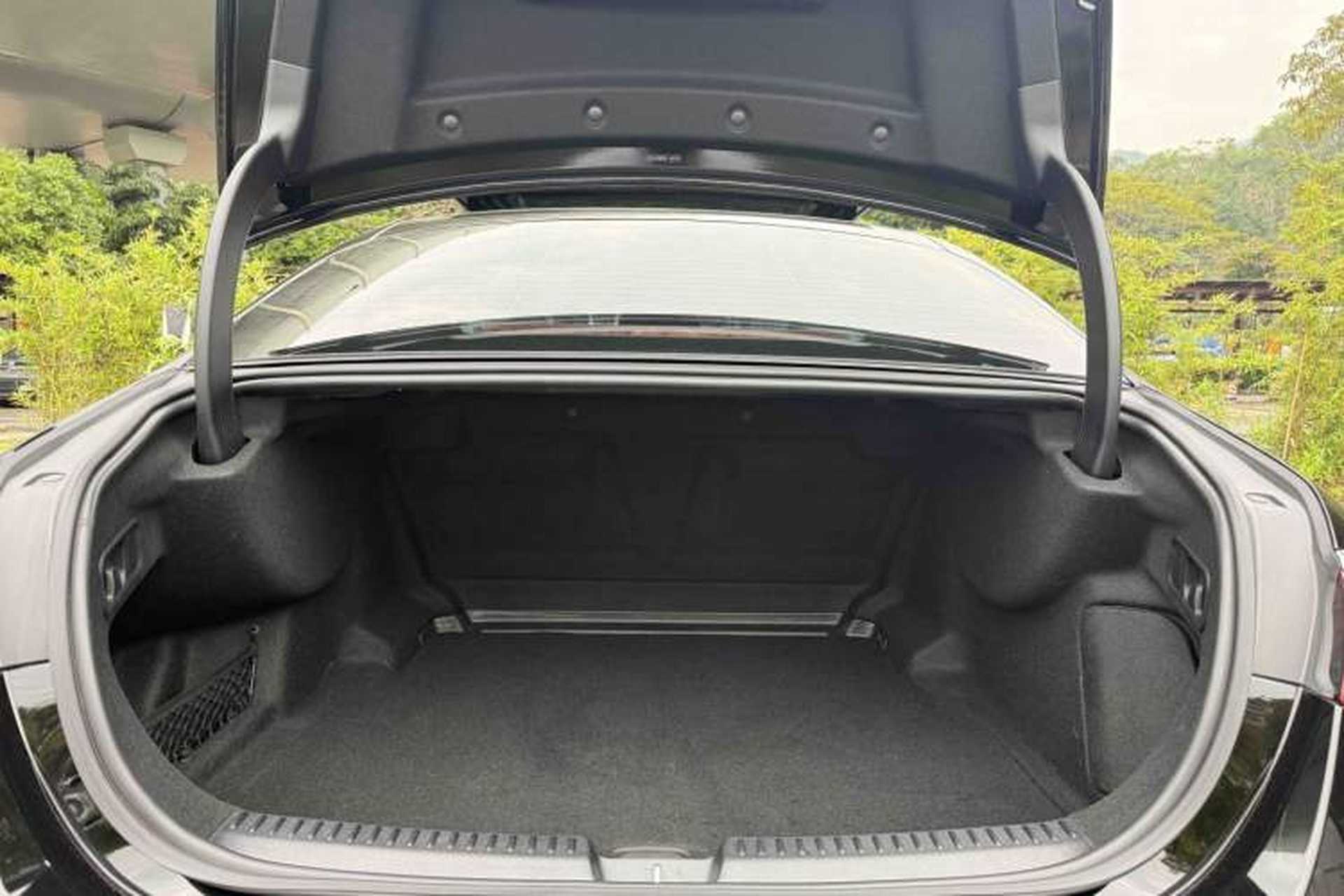 Used Mercedes-Benz E-Class 2025 E 300 L Luxury Model Interior 10