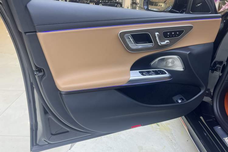 Used Mercedes-Benz E-Class 2025 E 300 L Luxury Model Interior 10