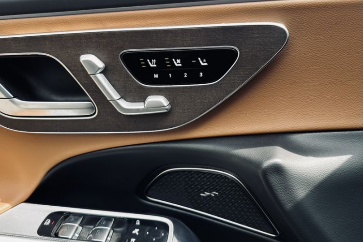 Used Mercedes-Benz E-Class 2025 Facelift E 300 L Fashion Edition Interior 3