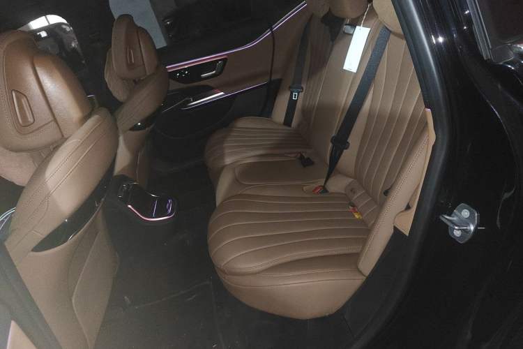 Used Mercedes-Benz E-Class 2025 E 260 L Interior 4