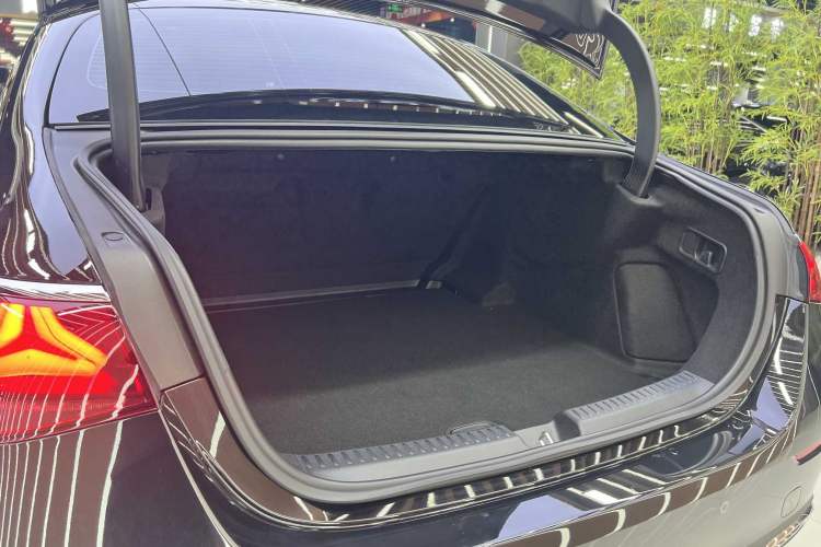 Used Mercedes-Benz E-Class 2025 E 300 L Stylish Model Interior 5