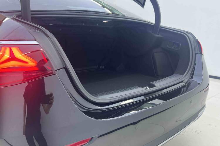 Used Mercedes-Benz E-Class 2025 Facelift E 300 L Fashion Edition Interior 8