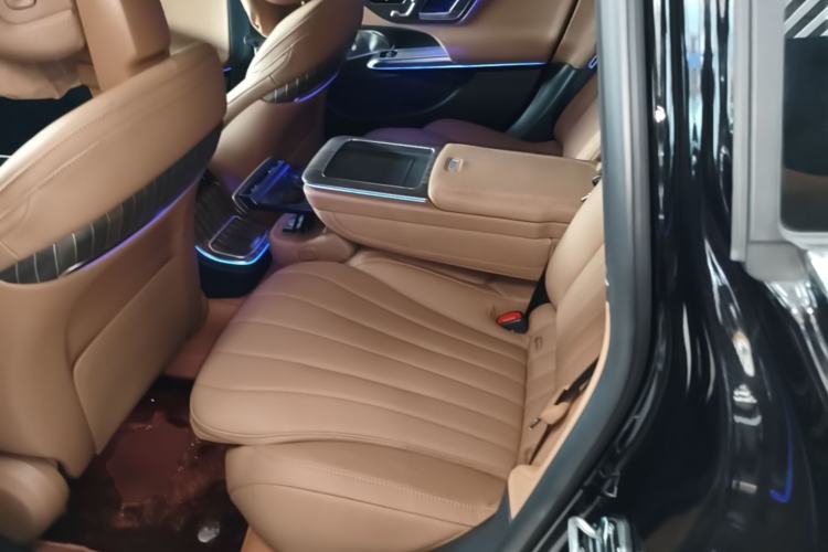 Used Mercedes-Benz E-Class 2025 E 300 L Luxury Model Left Rear Seat
