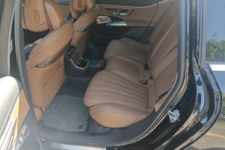 Used Mercedes-Benz E-Class 2025 E 300 L Luxury Model Left Rear Seat