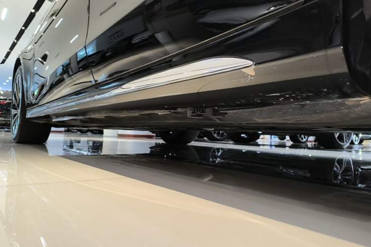 Used Mercedes-Benz E-Class 2025 E 300 L Luxury Model Left Side Sill