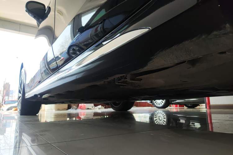 Used Mercedes-Benz E-Class 2025 E 300 L Luxury Model Left Side Sill
