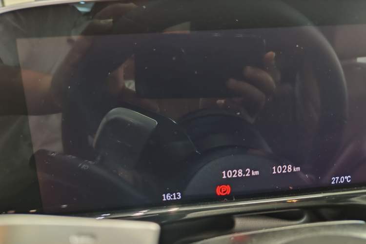 Used Mercedes-Benz E-Class 2025 Restyled E 300 Luxury Sport Edition Odometer Close Up
