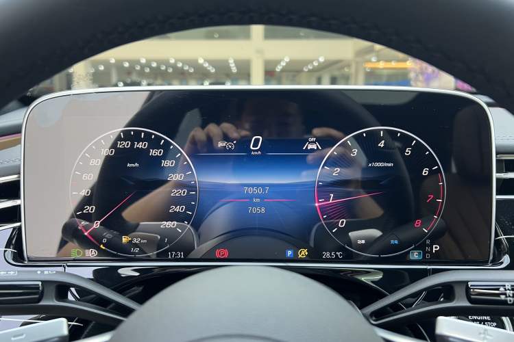 Used Mercedes-Benz E-Class 2025-Year Facelift E 260 L Odometer Close Up