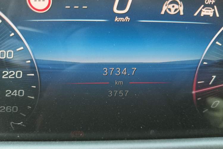 Used Mercedes-Benz E-Class 2025 Facelift E 300 L Fashion Edition Odometer Close Up