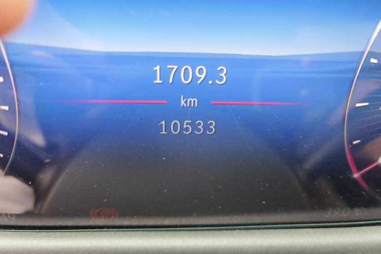 Used Mercedes-Benz E-Class 2025 Facelift E 300 L Fashion Edition Odometer Close Up