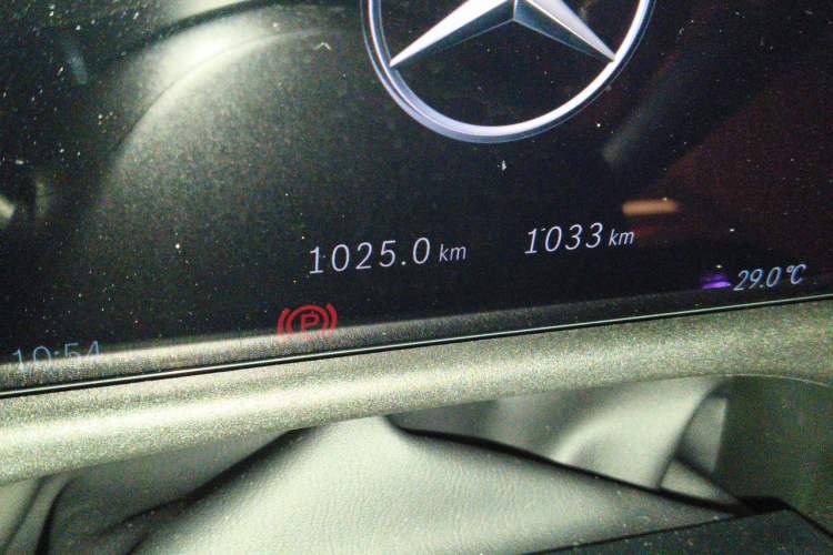 Used Mercedes-Benz E-Class 2025 Facelift E 300 L Fashion Edition Odometer Close Up