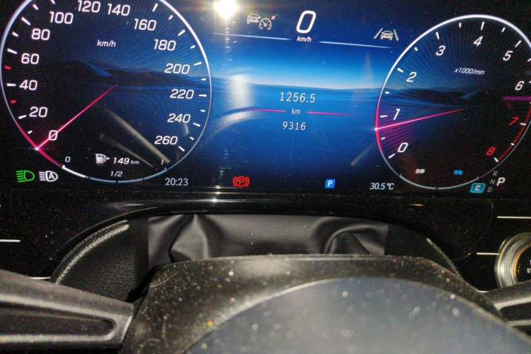 Used Mercedes-Benz E-Class 2025-Year Facelift E 260 L Odometer Close Up