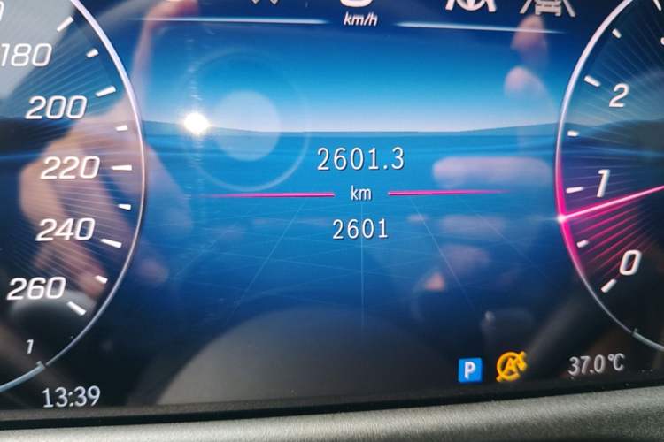 Used Mercedes-Benz E-Class 2025 Facelift E 300 L Fashion Edition Odometer Close Up