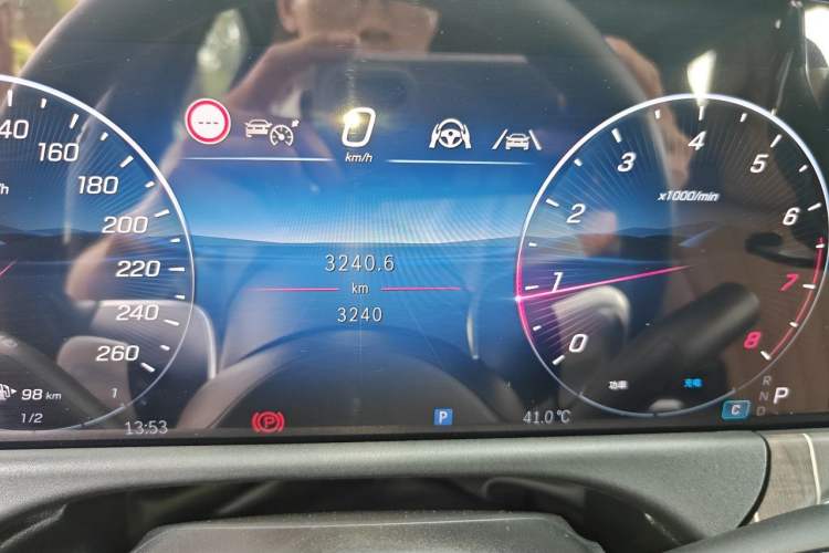 Used Mercedes-Benz E-Class 2025 Facelift E 300 L Fashion Edition Odometer Close Up