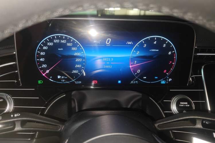 Used Mercedes-Benz E-Class 2025 E 260 L Odometer Close Up