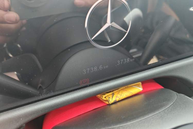 Used Mercedes-Benz E-Class 2025 Facelift E 300 L Fashion Edition Odometer Close Up