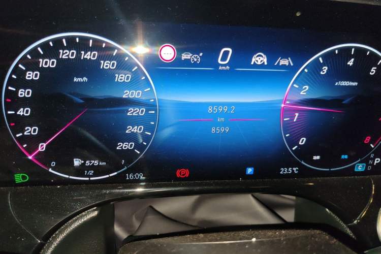 Used Mercedes-Benz E-Class 2025 Facelift E 300 L Fashion Edition Odometer Close Up
