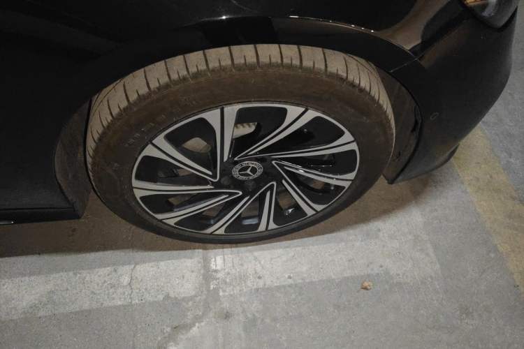 Used Mercedes-Benz E-Class 2025 E 300 L Luxury Model Right Front Wheel Hub