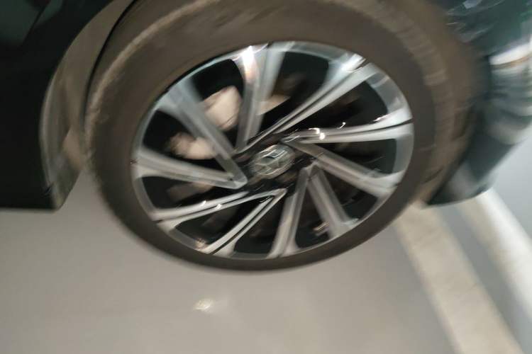 Used Mercedes-Benz E-Class 2025 E 300 L Luxury Model Right Front Wheel Hub