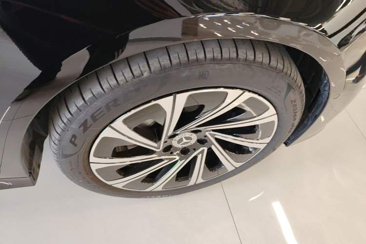 Used Mercedes-Benz E-Class 2025 E 300 L Luxury Model Right Front Wheel Hub