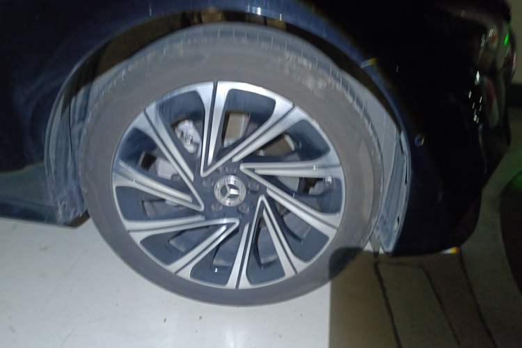 Used Mercedes-Benz E-Class 2025 E 260 L Right Front Wheel Hub
