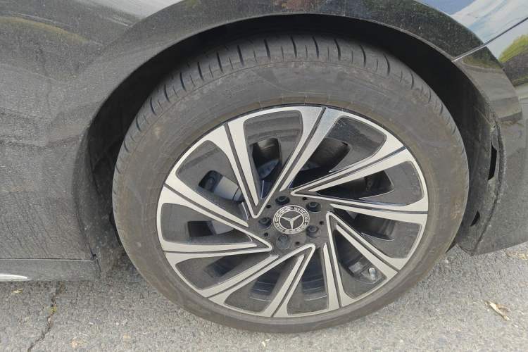 Used Mercedes-Benz E-Class 2025 E 300 L Luxury Model Right Front Wheel Hub