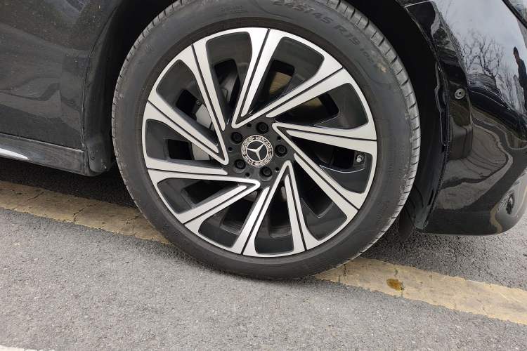 Used Mercedes-Benz E-Class 2025 E 300 L Luxury Model Right Front Wheel Hub