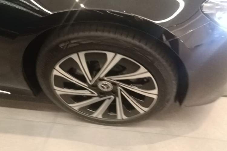 Used Mercedes-Benz E-Class 2025 E 300 L Luxury Model Right Front Wheel Hub